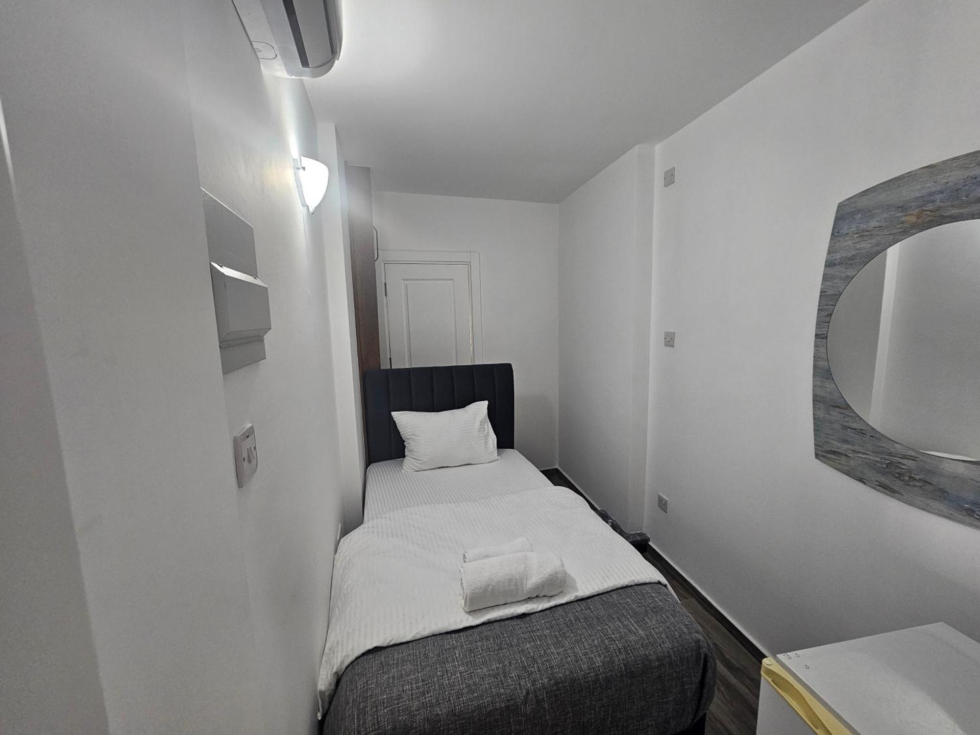 Cyprus Harbour Suites 凯里尼亚 外观 照片
