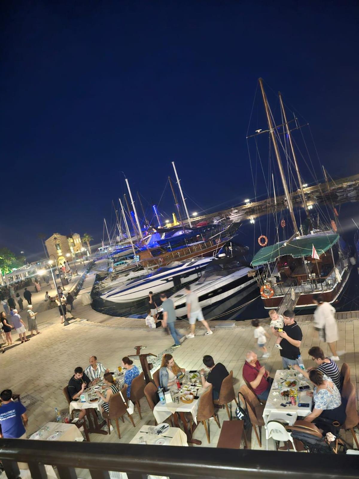 Cyprus Harbour Suites 凯里尼亚 外观 照片