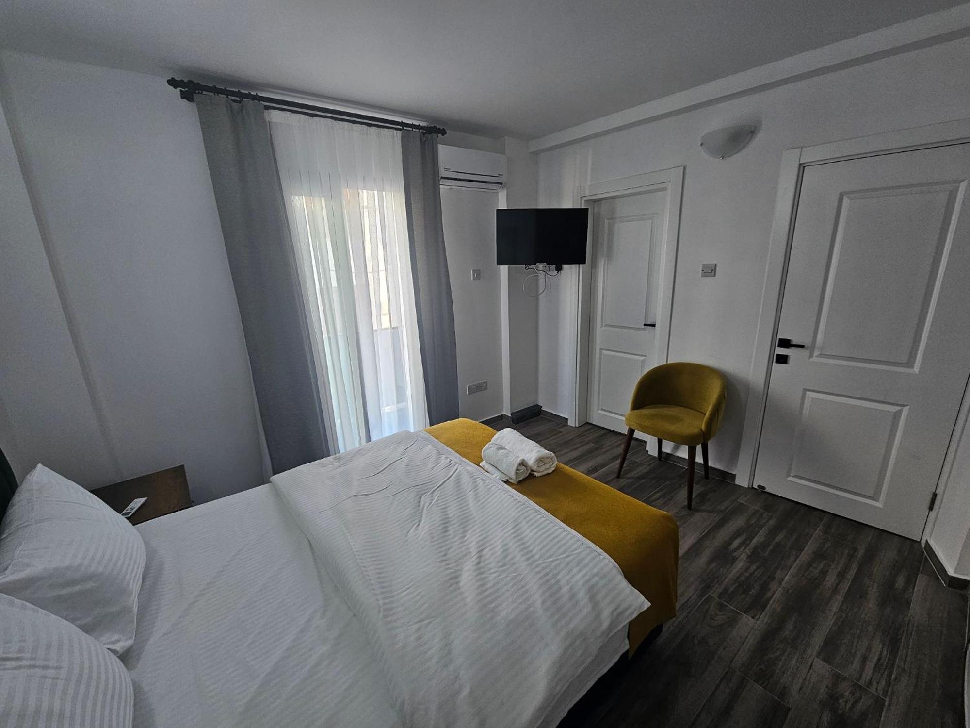 Cyprus Harbour Suites 凯里尼亚 外观 照片